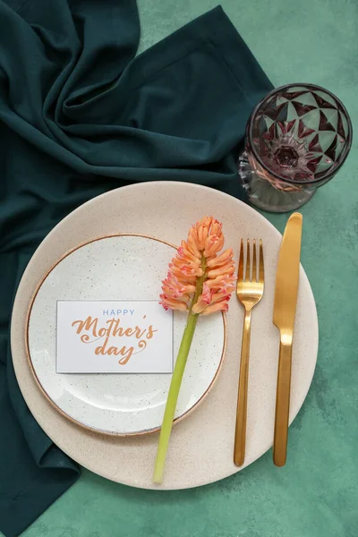 Nakrycie Stołu Uroczystość Dnia Matki Hiacyntowym Kwiatem Zielonym Tle Grunge — Zdjęcie stockowe