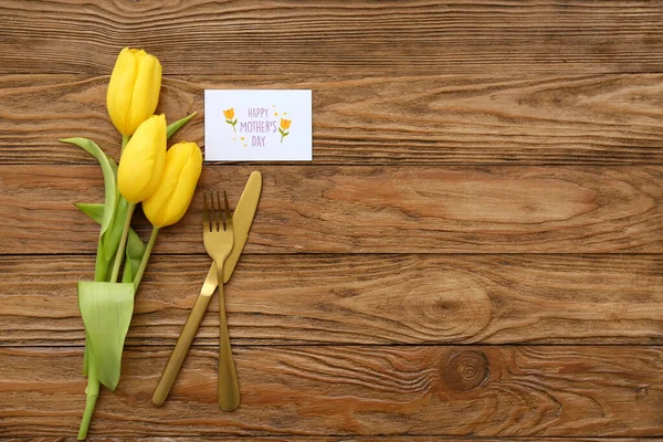 Grußkarte Mit Text Happy Muther Day Besteck Und Tulpenblumen Auf — Stockfoto