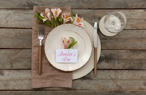 木製の背景にAlstroemeria花と母の日のお祝いのテーブル設定 — ストック写真