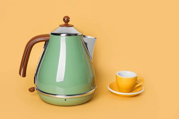 Wasserkocher Und Tasse Auf Gelbem Hintergrund — Stockfoto