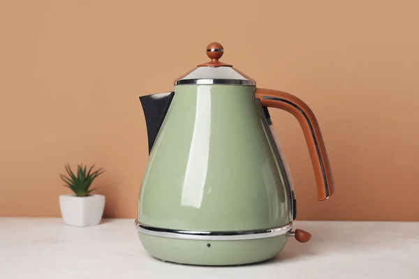 Electric Kettle Table Brown Wall Closeup — Stock Photo, Image