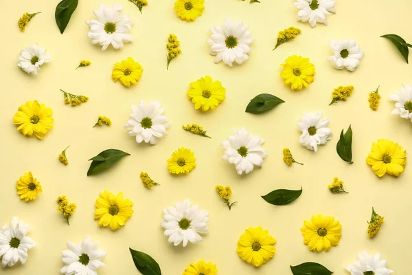 Samenstelling Met Prachtige Bloemen Plantenbladeren Gele Achtergrond — Stockfoto