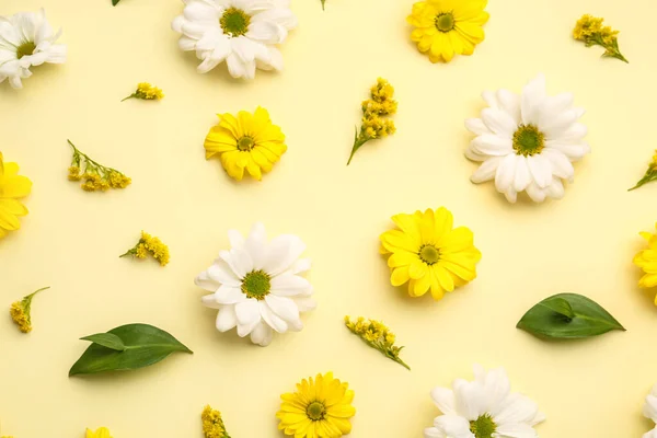 Komposition Mit Schönen Blüten Und Pflanzenblättern Auf Gelbem Hintergrund — Stockfoto