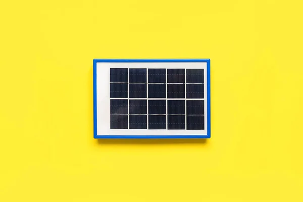 Tragbare Solarzelle Auf Gelbem Hintergrund — Stockfoto