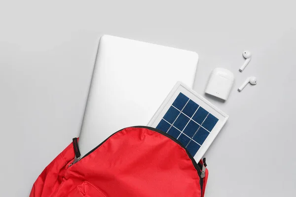 Saco Com Painel Solar Portátil Laptop Fones Ouvido Fundo Leve — Fotografia de Stock