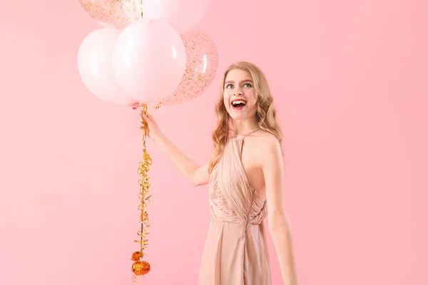 十代の女の子でプロムのドレスとともに風船オンピンクの背景 — ストック写真