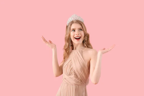 Feliz Adolescente Tiara Vestido Fiesta Sobre Fondo Rosa —  Fotos de Stock