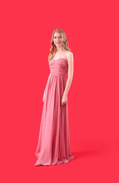 Teenage Κορίτσι Ροζ Φόρεμα Χορό Κόκκινο Φόντο — Φωτογραφία Αρχείου
