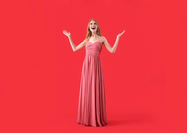 Ευτυχισμένη Έφηβη Ροζ Φόρεμα Χορού Κόκκινο Φόντο — Φωτογραφία Αρχείου