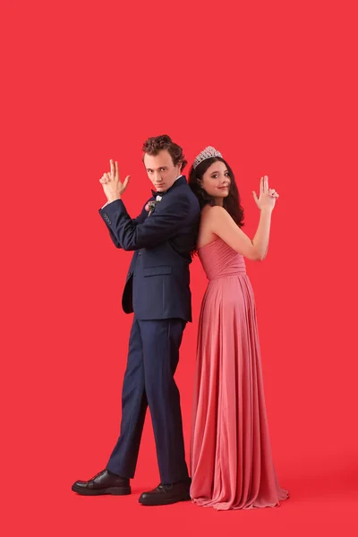 Beautiful Couple Dressed Prom Showing Gun Gesture Red Background — Stock Photo, Image