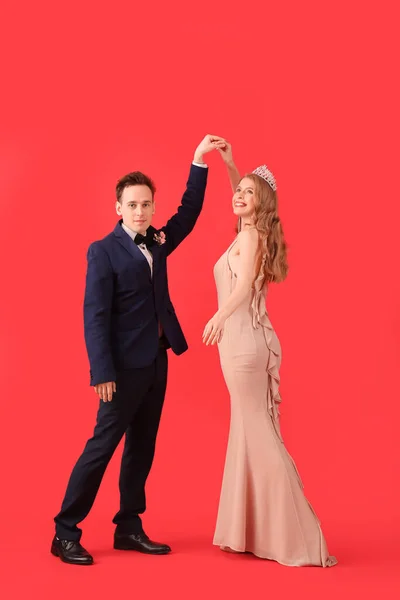 Beautiful Couple Dressed Prom Dancing Red Background — Stock Photo, Image