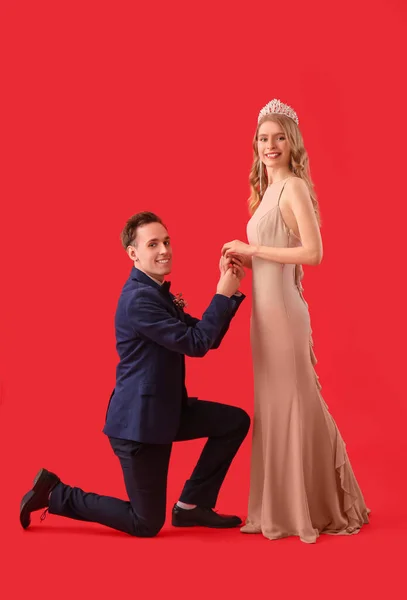 Young Man Standing One Knee Front His Prom Date Red — Stock Photo, Image