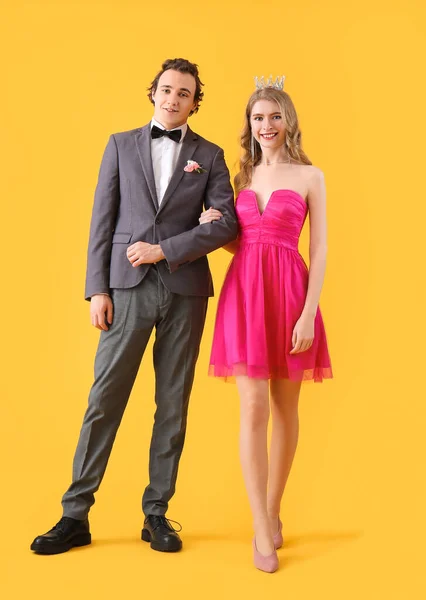 Sarı Arka Planda Balo Için Giyinmiş Güzel Bir Çift — Stok fotoğraf