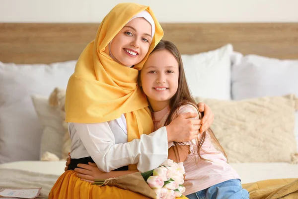 Little Girl Her Muslim Mom Tulips Hugging Bedroom Mother Day — Stock Photo, Image