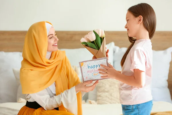 Kislány Köszönti Muszlim Anyját Kártyával Tulipánnal Hálószobában — Stock Fotó