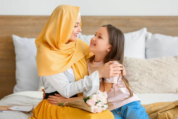 Little Girl Her Muslim Mom Tulips Hugging Bedroom Mother Day — Stockfoto