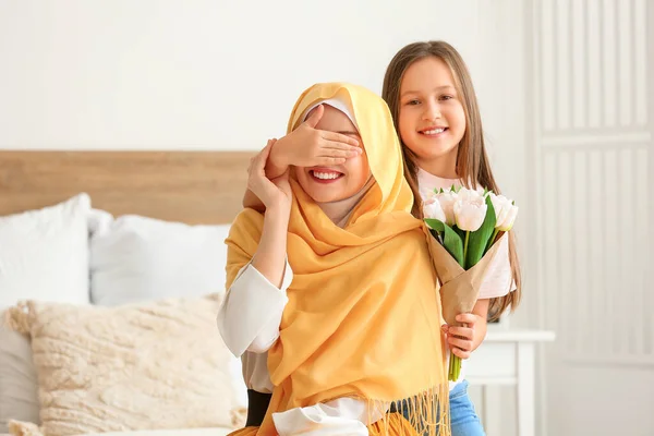 Little Girl Tulips Closing Her Muslim Mother Eyes Bedroom — Zdjęcie stockowe