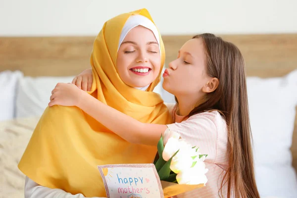Kislány Csók Neki Muszlim Anya Üdvözlő Kártya Tulipán Hálószobában — Stock Fotó