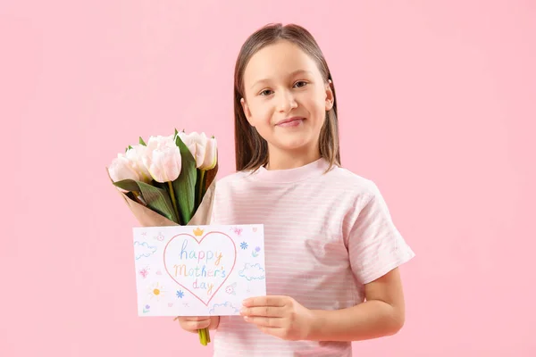 Meisje Met Wenskaart Voor Moederdag Tulpen Roze Achtergrond — Stockfoto