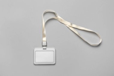 Gri arka plan üzerinde boyun kordonu ile boş rozet