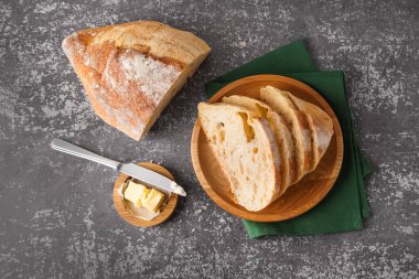 Plate with pieces of fresh bread on grey background
