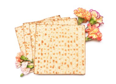 Hamursuz Bayramı için Yahudi ekmek matzası ve beyaz arka planda güzel karanfil çiçekleri.