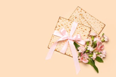 Hamursuz Bayramı için Yahudi ekmek matzası ve renk arka planında çiçekler