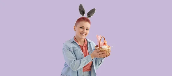 Young Woman Basket Easter Eggs Bunnies Lilac Background — Stock fotografie