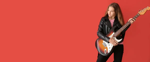 Дівчина Підліток Грає Гітарі Червоному Тлі Простором Тексту — стокове фото