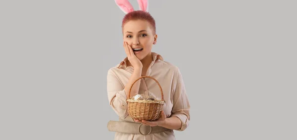 Tavşan Kulaklı Gri Arka Planda Paskalya Yumurtası Sepeti Olan Şaşırmış — Stok fotoğraf