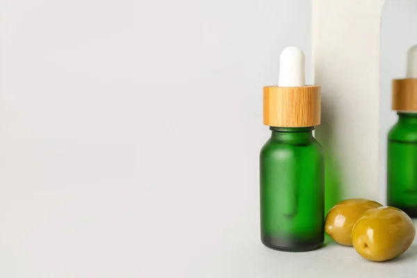 Flasche Ätherisches Olivenöl Auf Weißem Hintergrund — Stockfoto