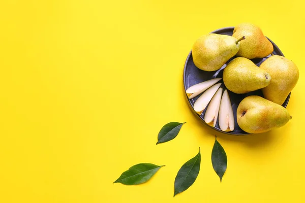 Composition Plate Ripe Pears Green Leaves Yellow Background — Stock Photo, Image