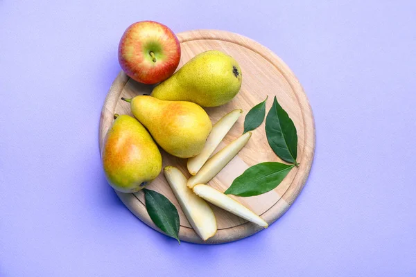 Wooden Board Fresh Pears Apple Lilac Background — Stock Photo, Image