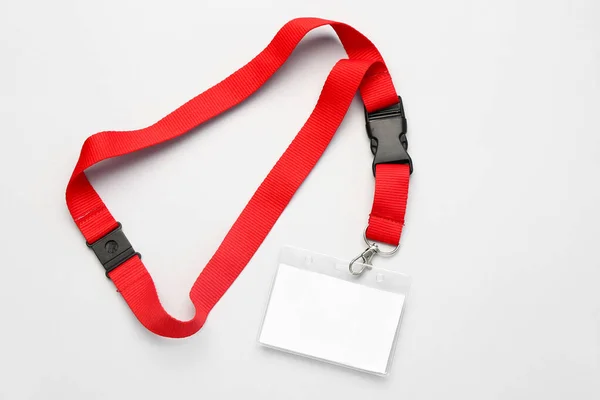 Pusta Odznaka Czerwoną Smycz Jasnym Tle — Zdjęcie stockowe
