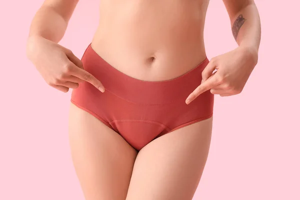 Femeie Tânără Care Arată Spre Chiloții Menstruali Fundal Roz Closeup — Fotografie, imagine de stoc