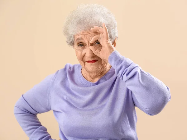 Senior Woman Lilac Sweater Showing Beige Background — Stok fotoğraf