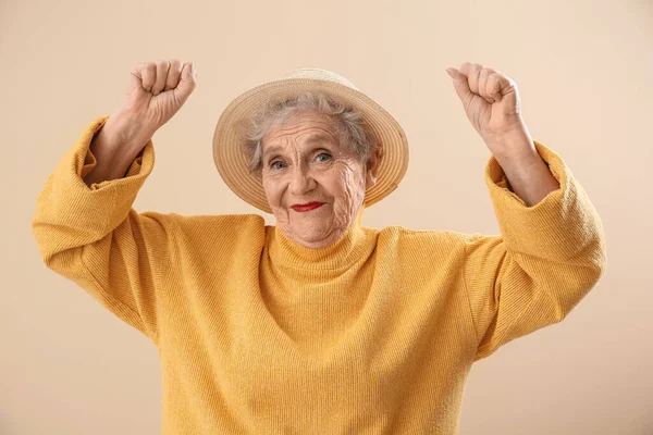 Щаслива Старша Жінка Капелюсі Бежевому Фоні — стокове фото