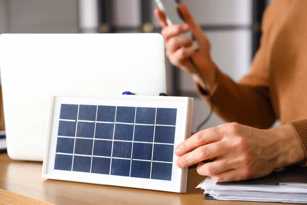 Young Man Portable Solar Panel Charging Mobile Phone Office Closeup — Stock Photo, Image