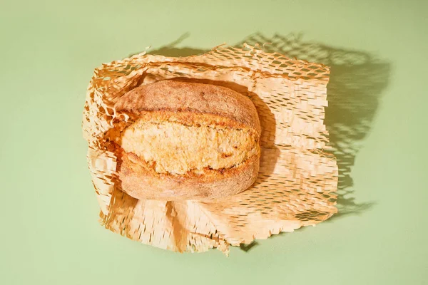 Yeşil Zemin Üzerinde Taze Ekmek Somunu Ile Parşömen — Stok fotoğraf