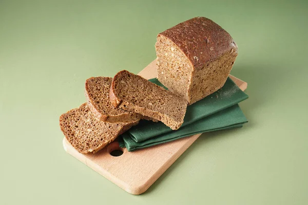 Board Sliced Loaf Rye Bread Green Background — Stock Photo, Image
