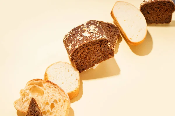 Sarı Arka Planda Farklı Ekmek Dilimleri — Stok fotoğraf