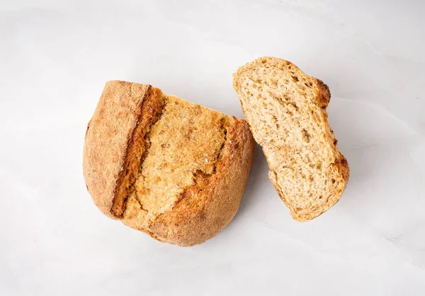Beyaz Masada Dilimlenmiş Taze Ekmek — Stok fotoğraf