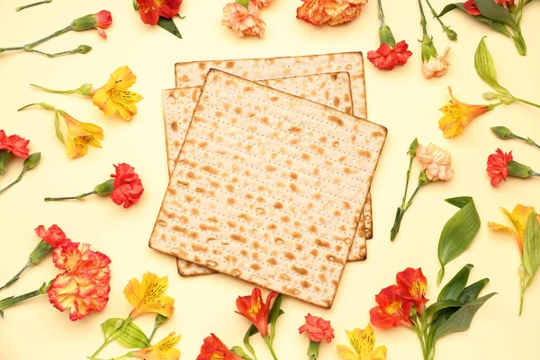 Composition Jewish Flatbread Matza Passover Beautiful Flowers Yellow Background — Stockfoto