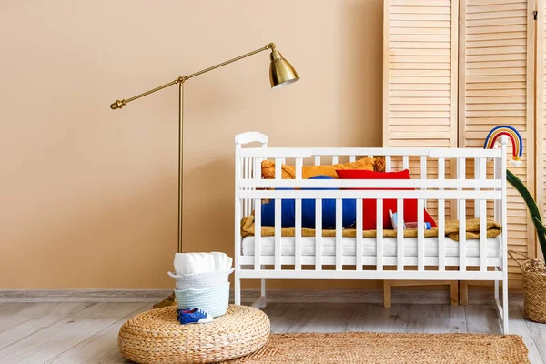 带婴儿床 灯具和折叠式屏风的儿童卧房室内 — 图库照片