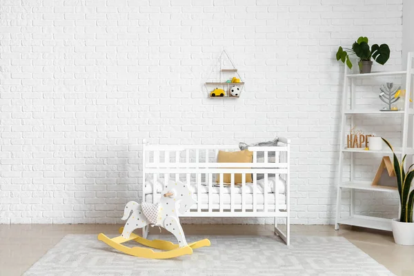 Interior Del Dormitorio Infantil Con Cuna Mecedora Estantería —  Fotos de Stock