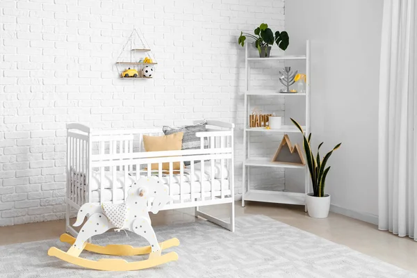 Interior Del Dormitorio Infantil Con Cuna Mecedora Estantería —  Fotos de Stock