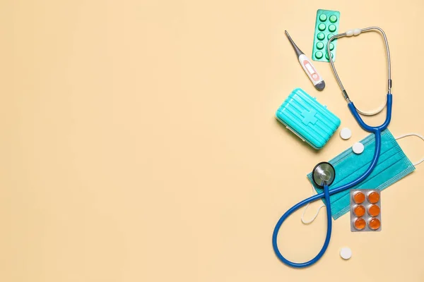 Stethoskop Thermometer Pillen Und Medizinische Maske Auf Beigem Hintergrund Weltgesundheitstag — Stockfoto