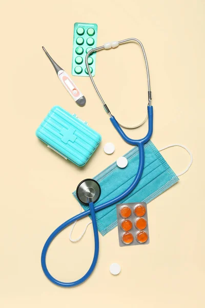 Stethoscope Hőmérő Tabletták Orvosi Maszk Bézs Alapon Egészségügyi Világnap — Stock Fotó