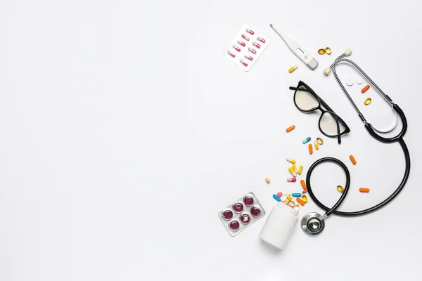 Pillole Con Occhiali Stetoscopio Termometro Sfondo Bianco Giornata Mondiale Della — Foto Stock