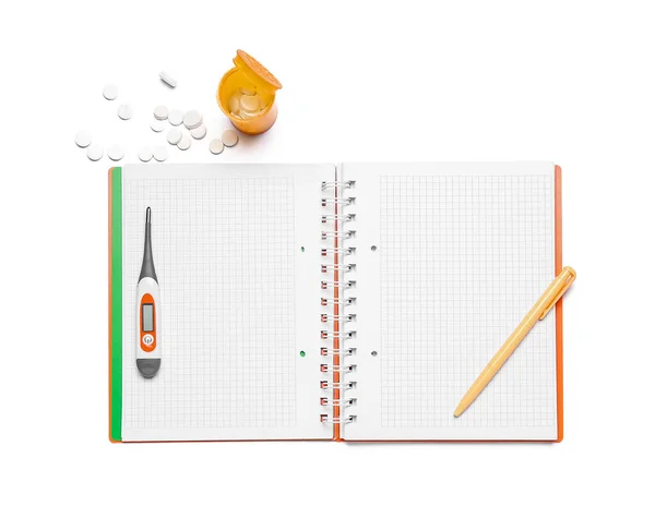 带温度计和白色背景药丸的空白笔记本 世界卫生日 — 图库照片